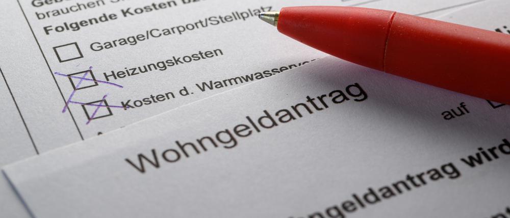 Ein Stift liegt auf einem Wohngeldantrag (Symbolbild).