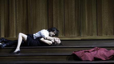 Silvana (Olesya Golovneva) begehrt ihren Stiefsohn Donello (Georgy Vasiliev) in Ottorino Respighis „La Fiamma“ an der Deutschen Oper Berlin.