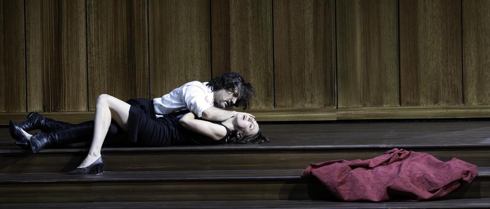 Silvana (Olesya Golovneva) begehrt ihren Stiefsohn Donello (Georgy Vasiliev) in Ottorino Respighis „La Fiamma“ an der Deutschen Oper Berlin.