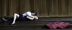 Silvana (Olesya Golovneva) begehrt ihren Stiefsohn Donello (Georgy Vasiliev) in Ottorino Respighis „La Fiamma“ an der Deutschen Oper Berlin.