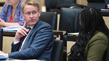 Ministerpräsident von Schleswig-Holstein Daniel Günther spricht während der 1047. Sitzung des Bundesrates mit Aminata Touré, Ministerin für Soziales, Jugend, Familie, Senioren, Integration und Gleichstellung in Schleswig-Holstein. 