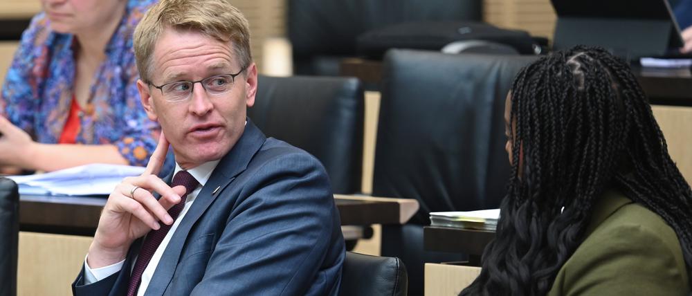 Ministerpräsident von Schleswig-Holstein Daniel Günther spricht während der 1047. Sitzung des Bundesrates mit Aminata Touré, Ministerin für Soziales, Jugend, Familie, Senioren, Integration und Gleichstellung in Schleswig-Holstein.
