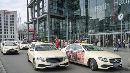 Wartende Taxis am Washingtonplatz, Hauptbahnhof.
