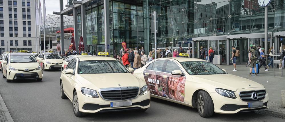 Mercedes-Benz-Taxis am Berliner Hauptbahnhof