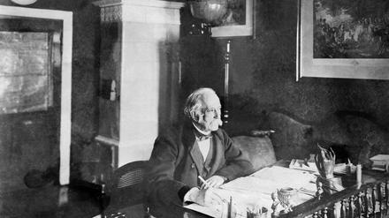 Der Schriftsteller Theodor Fontane (1819-1898), hier an seinem Schreibtisch.