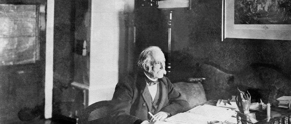 Der Schriftsteller Theodor Fontane (1819-1898), hier an seinem Schreibtisch.