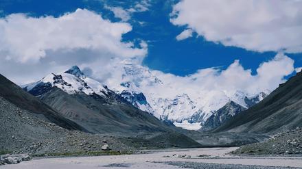 Der mächtige Fluss Arun schnitt tiefe Täler in den Himalaya – und hob den Mount Everest dabei vielleicht um bis zu 50 Meter an.