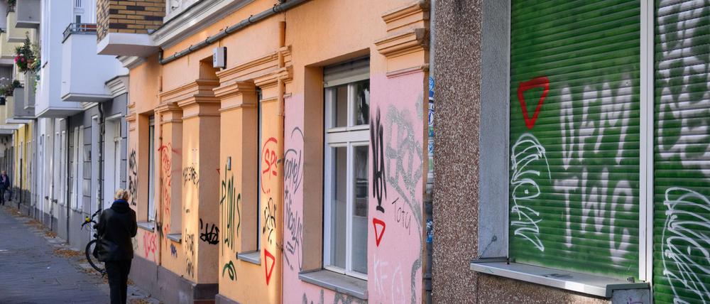An Häusern in der Braunschweiger Straße in Neukölln, unter anderem einem Wahlkreisbüro der Grünen, sind rote Dreiecke, ein Zeichen der Hamas, gesprüht worden.