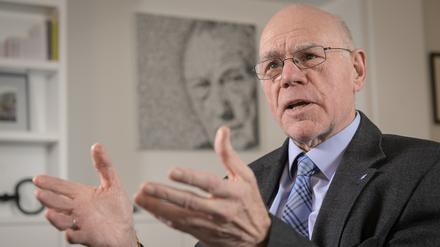 Norbert Lammert während eines Interviews in seinem Büro.