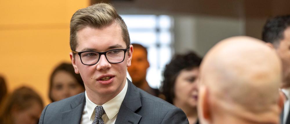 Die AfD-Spitze wollte den Ausschluss des bayerischen Politikers Daniel Halemba aus der Partei, doch vorerst bleibt er (Archivbild).
