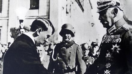 Photographic print of President Paul von Hindenburg 1847-1934 shaking hands with Adolf Hitler 1889-1945 in Poland. Dated 20th Century PUBLICATIONxINxGERxSUIxAUTxHUNxONLY
