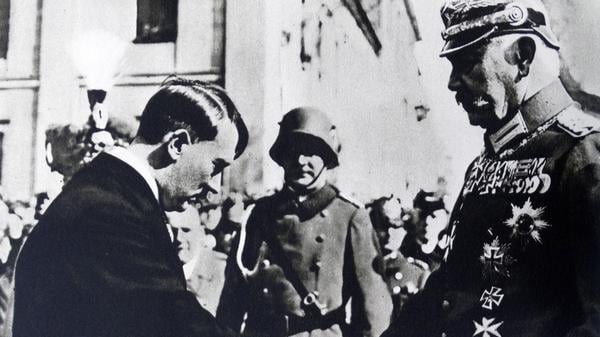 Photographic print of President Paul von Hindenburg 1847-1934 shaking hands with Adolf Hitler 1889-1945 in Poland. Dated 20th Century PUBLICATIONxINxGERxSUIxAUTxHUNxONLY