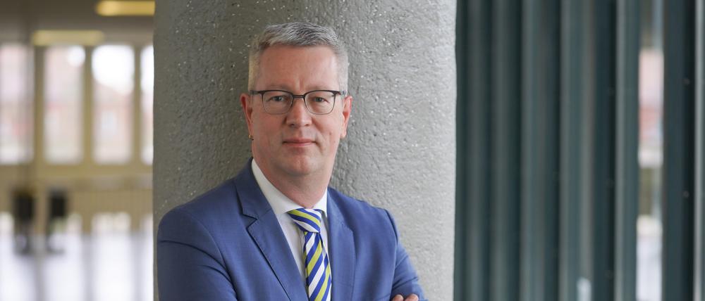 Günter Matthias Ziegler, Professor und Präsident der Freien Universität Berlin, steht im Henry-Ford-Bau der Freien Universität Berlin.