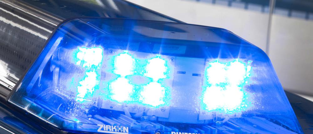 Ein Blaulicht leuchtet auf dem Dach eines Polizeiwagens. (Symbolbild)