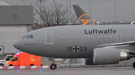 Der Airbus A310 „Kurt Schumacher“ der Bundeswehr und eine Maschine der Bundesrepublik Deutschland kommen auf dem Flughafen Frankfurt am Main an. Das Flugzeug der Bundeswehr hat Deutsche und andere Staatsbürger aus dem vom Coronavirus betroffenen chinesischen Wuhan ausgeflogen. 