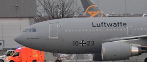 Der Airbus A310 „Kurt Schumacher“ der Bundeswehr und eine Maschine der Bundesrepublik Deutschland kommen auf dem Flughafen Frankfurt am Main an. Das Flugzeug der Bundeswehr hat Deutsche und andere Staatsbürger aus dem vom Coronavirus betroffenen chinesischen Wuhan ausgeflogen. 