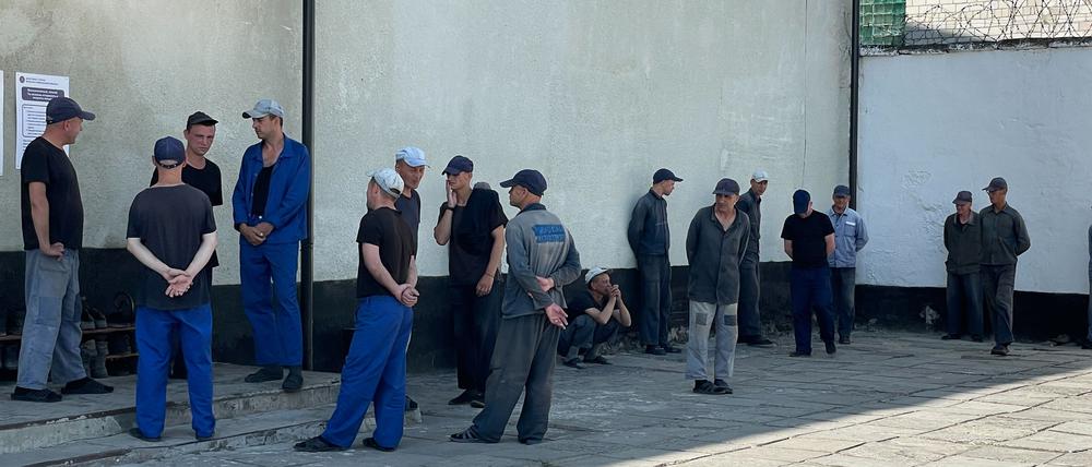 Hunderte Russen sitzen in diesem Gefängnis in der Westukraine ein. Die meisten eint die Hoffnung auf einen Gefangenenaustausch.