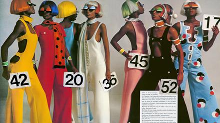 Alle meine Farben: Für die Modemarke Courrèges ließ Helmut Newton in der französischen Vogue 1970 die Models mit Perücke aufmarschieren.