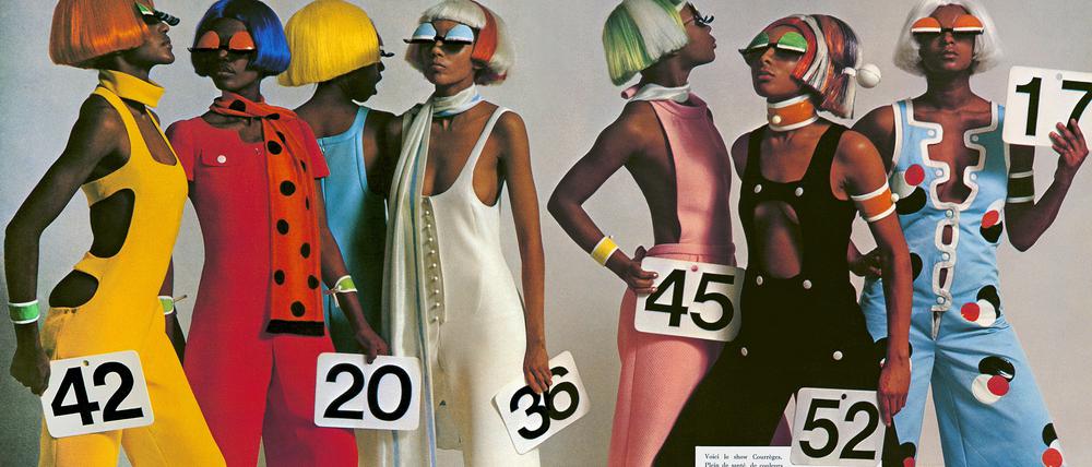 Alle meine Farben: Für die Modemarke Courrèges ließ Helmut Newton in der französischen Vogue 1970 die Models mit Perücke aufmarschieren.