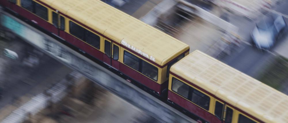 Eine S-Bahn während der Fahrt, aufgenommen aus der Luft. (Symbolbild)