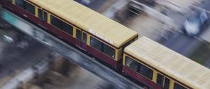 Eine S-Bahn während der Fahrt, aufgenommen aus der Luft. (Symbolbild)