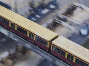 Eine S-Bahn in hohem Tempo ist von oben zu sehen. (Symbolbild)