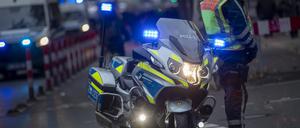Motorrad fahrender Polizist. (Symbolbild)