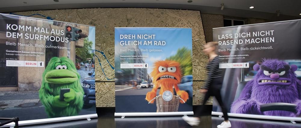 Plakate der neuen Verkehrssicherheitskampagne «Gemeinsam besser ankommen».