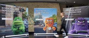 30.09.2024, Berlin: Plakate der neuen Verkehrssicherheitskampagne «Gemeinsam besser ankommen», die heute von Verkehrssenatorin Bonde vorgestellt wurden. Ab morgen soll mit Citylight-Plakaten an Straßen und digitalen Aktionen in sozialen Netzwerken für mehr Wertschätzung der anderen VerkehrsteilnehmerInnen geworben werden. Foto: Joerg Carstensen/dpa +++ dpa-Bildfunk +++