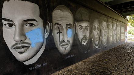 Einige Portraits der ingesamt neun Opfer des Anschlags von Hanau unter der Frankfurter Friedensbrücke sind beschmiert worden. Unter anderem seien die Bilder der Köpfe verunstaltet und volksverhetzende Symbole gesprüht worden, teilte das Polizeipräsidium Frankfurt auf Anfrage mit. Der Staatsschutz habe die Ermittlungen aufgenommen, die Polizei suche Zeugen.