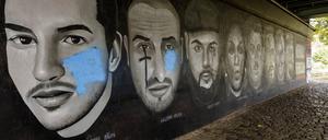 Einige Portraits der ingesamt neun Opfer des Anschlags von Hanau unter der Frankfurter Friedensbrücke sind beschmiert worden. Unter anderem seien die Bilder der Köpfe verunstaltet und volksverhetzende Symbole gesprüht worden, teilte das Polizeipräsidium Frankfurt auf Anfrage mit. Der Staatsschutz habe die Ermittlungen aufgenommen, die Polizei suche Zeugen. 