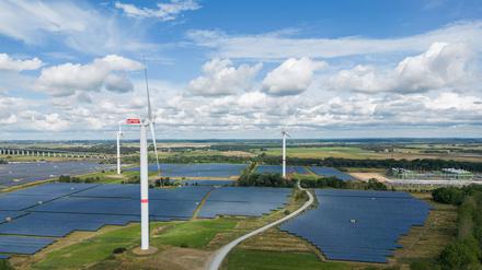 Mehr als jede zweite in Deutschland verbrauchte Kilowattstunde Strom stammt 2024 bislang aus erneuerbaren Quellen.