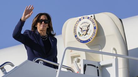 Die demokratische Präsidentschaftskandidatin Kamala Harris geht an Bord der Air Force Two auf dem Weg nach Washington.