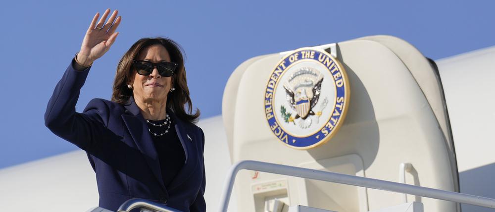 Die demokratische Präsidentschaftskandidatin Kamala Harris geht an Bord der Air Force Two auf dem Weg nach Washington.