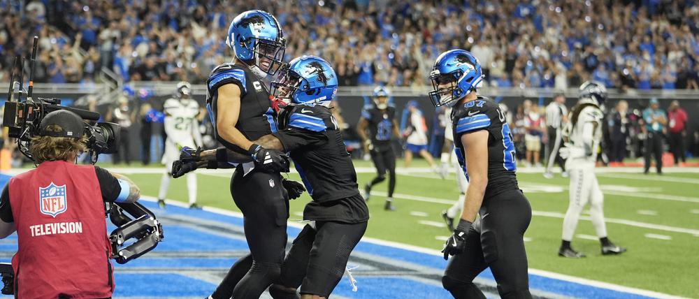 Amon-Ra St. Brown (l.) lässt sich von den Kollegen feiern.