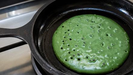Gute Haltungsnoten: Wer Pancakes mit Spirulina-Algen bäckt, kann sich das Ei sparen. 