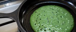 Gute Haltungsnoten: Wer Pancakes mit Spirulina-Algen bäckt, kann sich das Ei sparen. 