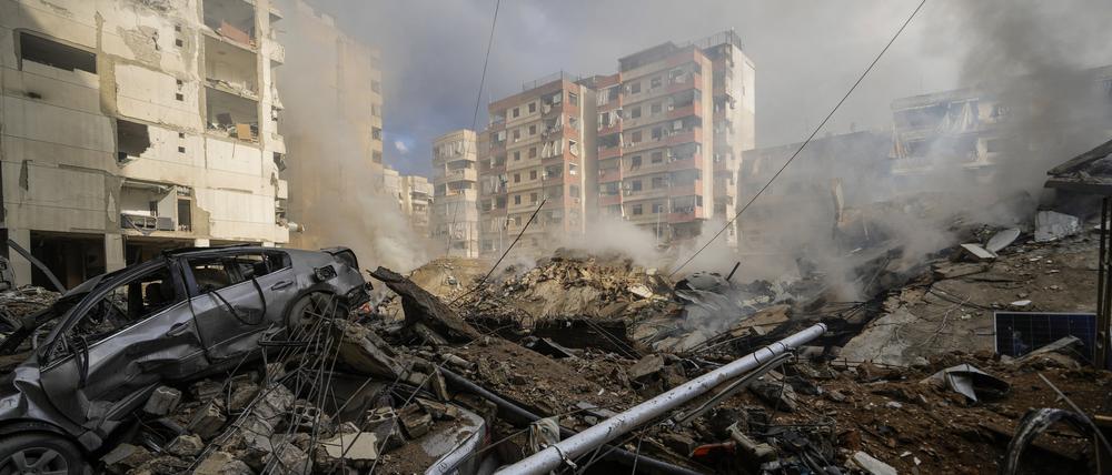 Rauch steigt vom Ort eines israelischen Luftangriffs in einem südlichen Vorort von Beirut im Libanon auf.