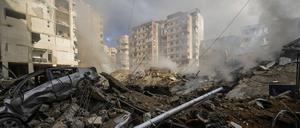 Rauch steigt vom Ort eines israelischen Luftangriffs in einem südlichen Vorort von Beirut im Libanon auf.
