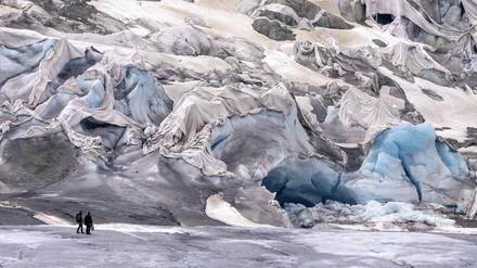 Mitarbeiter des ETH-Glaziologen und Leiters des Schweizer Messnetzes «Glamos», Matthias Huss, treffen am teilweise bedeckten Rhonegletscher in der Nähe des Goms in der Schweiz ein. 