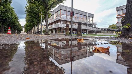 Karlsruhe: Das Bundesverfassungsgericht spiegelt sich in einer Pfütze wider. 