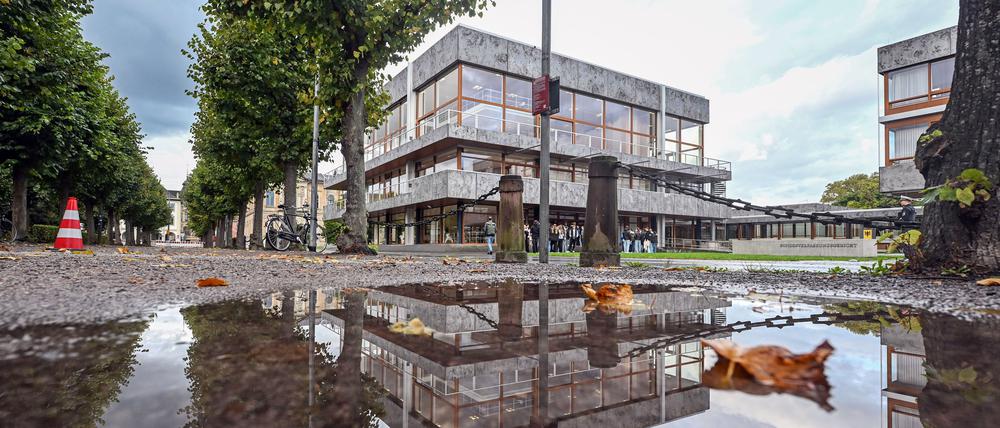 Karlsruhe: Das Bundesverfassungsgericht spiegelt sich in einer Pfütze wider.