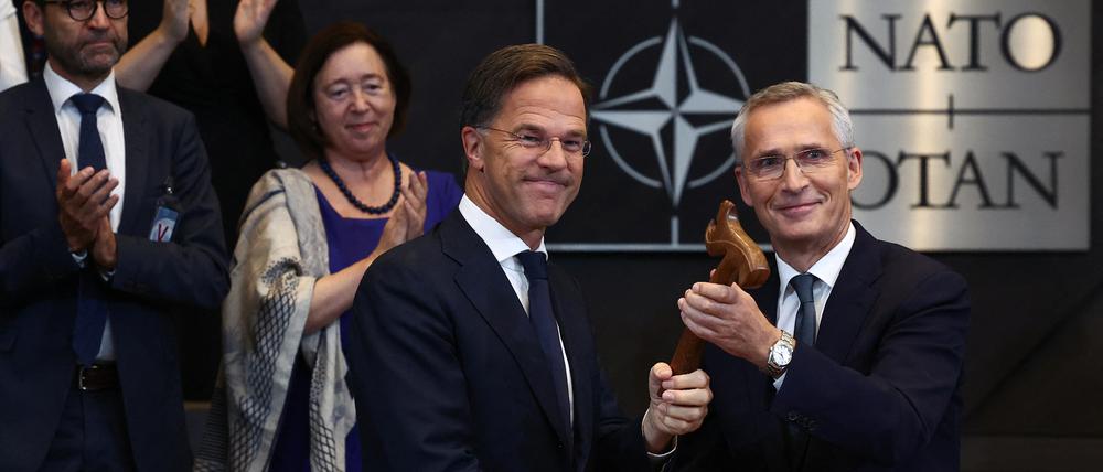 Jens Stoltenberg (l.) übergibt das Amt als Nato-Generalsekretär an Mark Rutte.