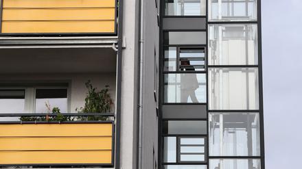 Ein neu angebrachter Außenaufzug an einem Plattenbau.