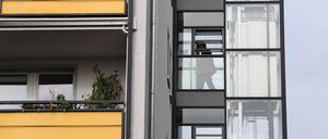 Ein neu angebrachter Außenaufzug an einem Plattenbau.