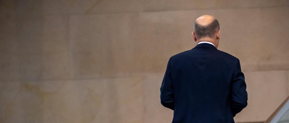 Olaf Scholz verlässt den Bundestag.