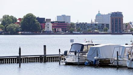 Auf dem Tiefen See trieben zwei Boote.