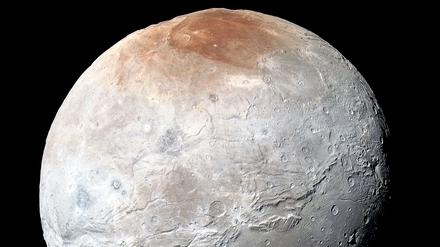 Die Nasa-Raumsonde New Horizons nahm dieses hochauflösende, verbesserte Farbbild von Charon kurz vor der größten Annäherung am 14. Juli 2015 auf. Das Bild kombiniert Blau-, Rot- und Infrarotaufnahmen der Ralph/Multispectral Visual Imaging Camera (MVIC) an Bord der Raumsonde.