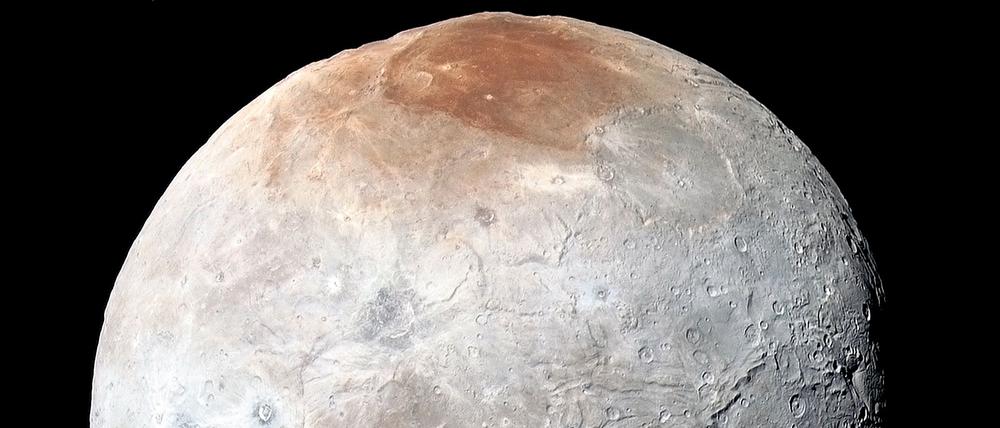 Die Nasa-Raumsonde New Horizons nahm dieses hochauflösende, verbesserte Farbbild von Charon kurz vor der größten Annäherung am 14. Juli 2015 auf. Das Bild kombiniert Blau-, Rot- und Infrarotaufnahmen der Ralph/Multispectral Visual Imaging Camera (MVIC) an Bord der Raumsonde.