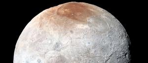 Die Nasa-Raumsonde New Horizons nahm dieses hochauflösende, verbesserte Farbbild von Charon kurz vor der größten Annäherung am 14. Juli 2015 auf. Das Bild kombiniert Blau-, Rot- und Infrarotaufnahmen der Ralph/Multispectral Visual Imaging Camera (MVIC) an Bord der Raumsonde.